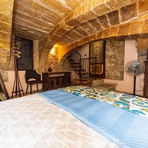 https://valletta-traditional-townhouse.hotelssaintjulians.com